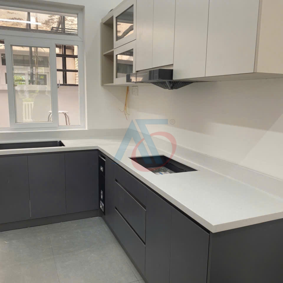 So_sánh_độ_bền_và_thẩm_mỹ_của_bếp_đá_solid_surface_với_đá_granite