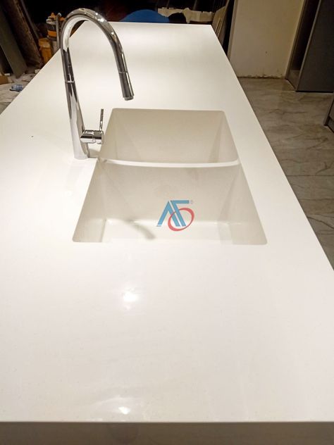 so_sánh_lavabo_đá_solid_surface_liền_khối_với_lavabo_sứ